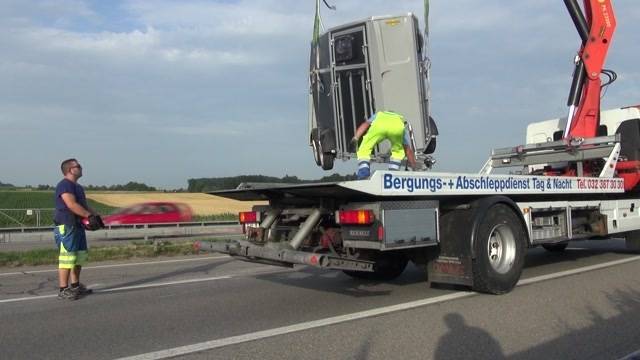 Anhänger mit Rindern auf A6 umgekippt