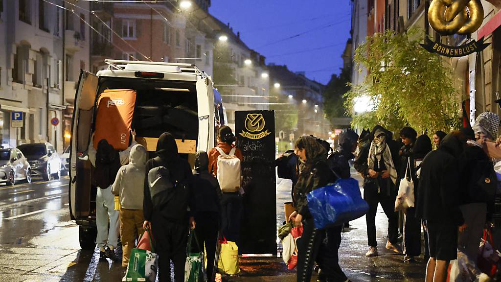 Aktivistinnen und Aktivisten ziehen sich nach der Räumung von Teilen des Unitobler-Gebäudes in Bern zurück.