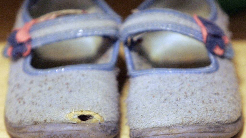 Nicht alle Kinder in der Schweiz haben 2024 zwei Paar passende Schuhe in gutem Zustand besessen. Das geht aus einer aktuellen Erhebung des Bundes hervor. (Archivbild)