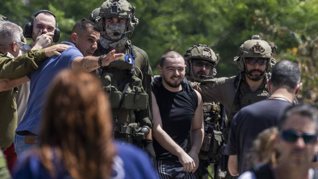dpatopbilder - Andrey Kozlov (2.v.l) und Almog Meir (M), zwei der vier israelischen Geiseln, die am 7. Oktober von der Hamas auf dem Nova-Musikfestival entführt wurden, kommen mit einem Hubschrauber im Sheba Medical Center an. Foto: Ilia Yefimovich/dpa