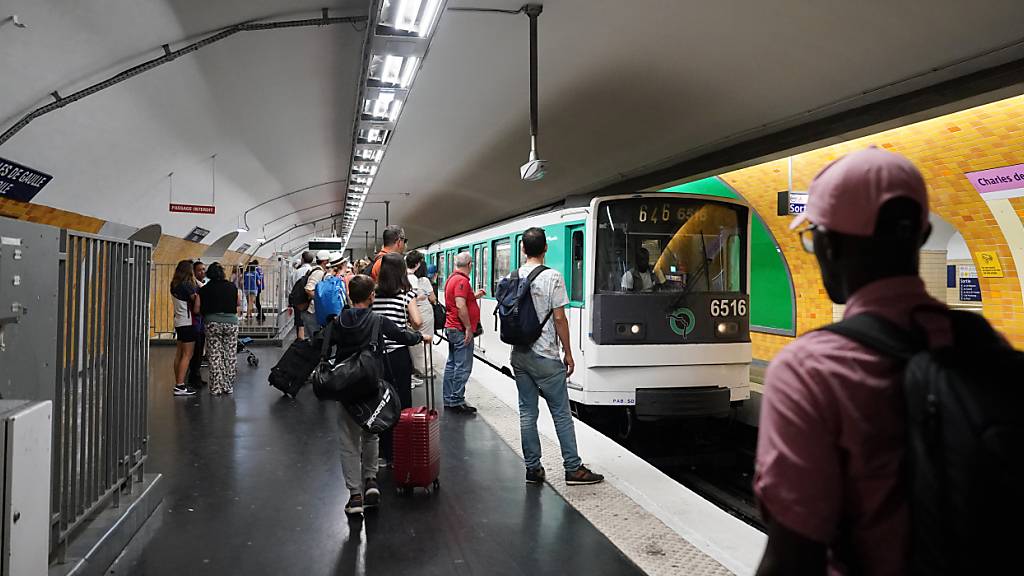 ARCHIV - Reisende warten in einer Metro-Station auf einen Zug. Foto: Marcus Brandt/dpa