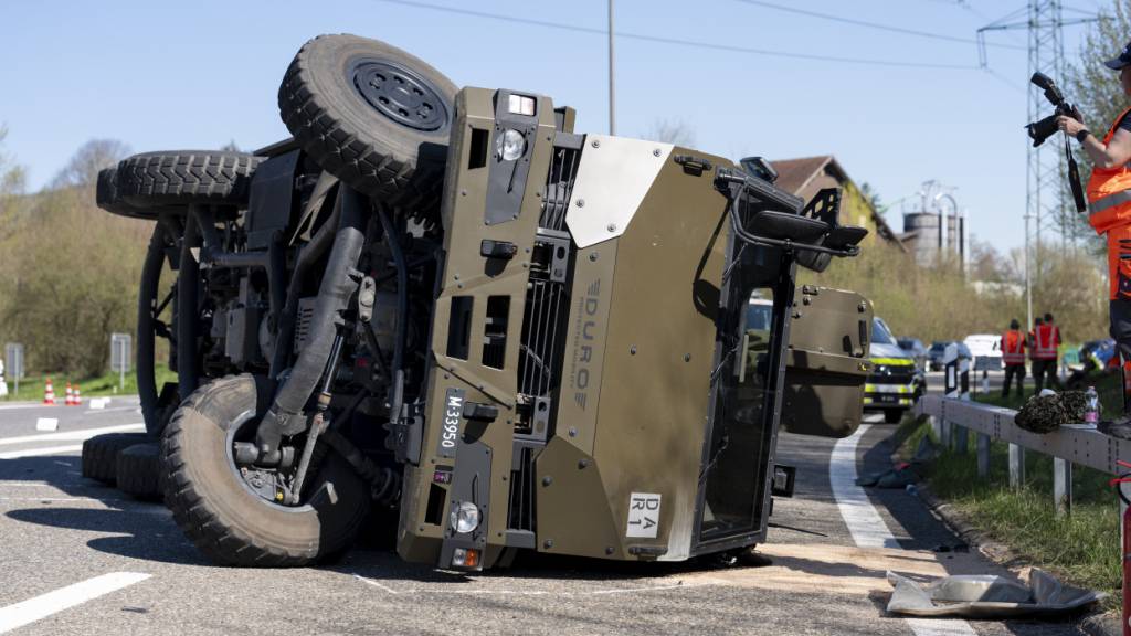 Nach dem Unfall eines Militärfahrzeugs in Hinwil ZH mussten vier Rekruten ins Spital gebracht werden.