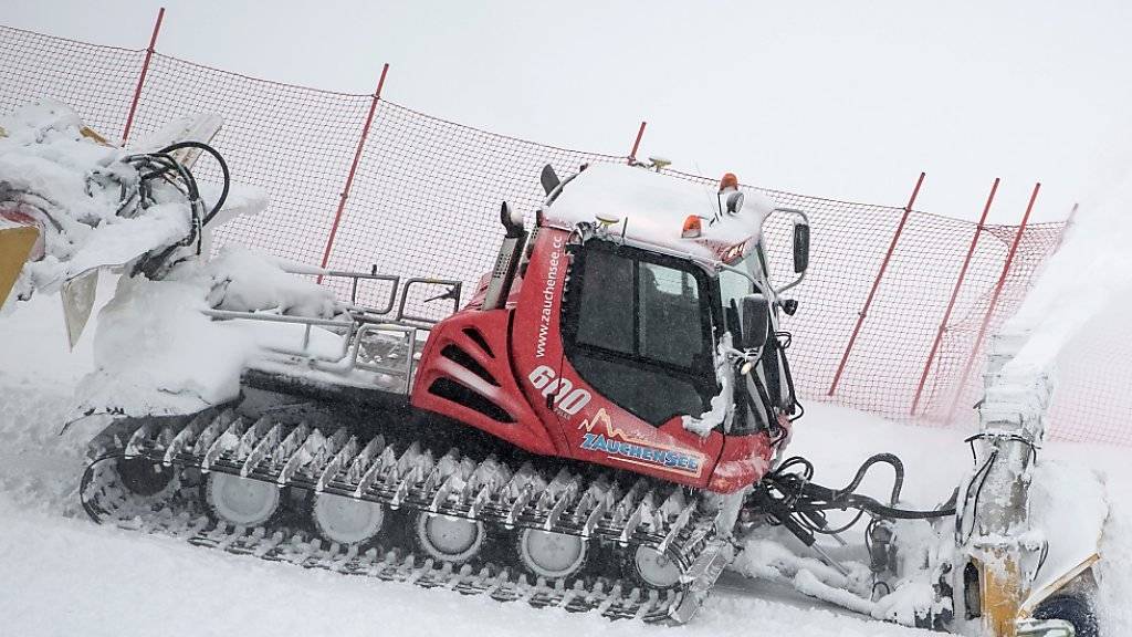 Die Pistenfahrzeuge in Zauchensee im Kampf gegen den Schnee
