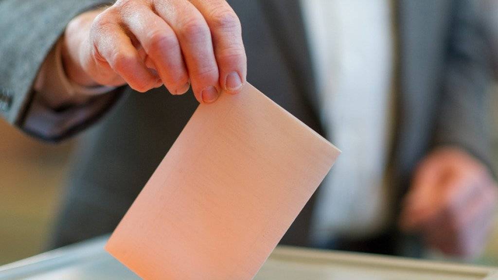 Ein Wähler wirft seinen Stimmzettel in eine Wahlurne. (Symbolbild)