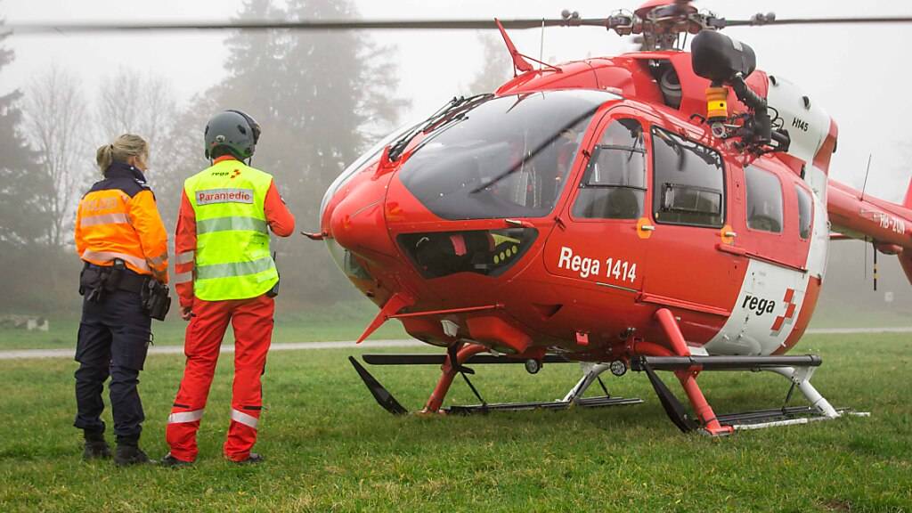 Mann stürzt bei Bauarbeiten in Walde SG von Scheunendach