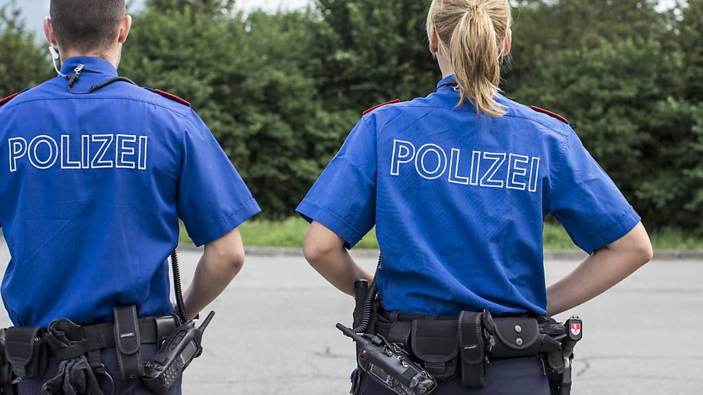 Die Obwaldner Polizei sucht derzeit nach Personen, welche in eine Autogarage in Alpnach Dorf eingebrochen sind. (Archivbild)