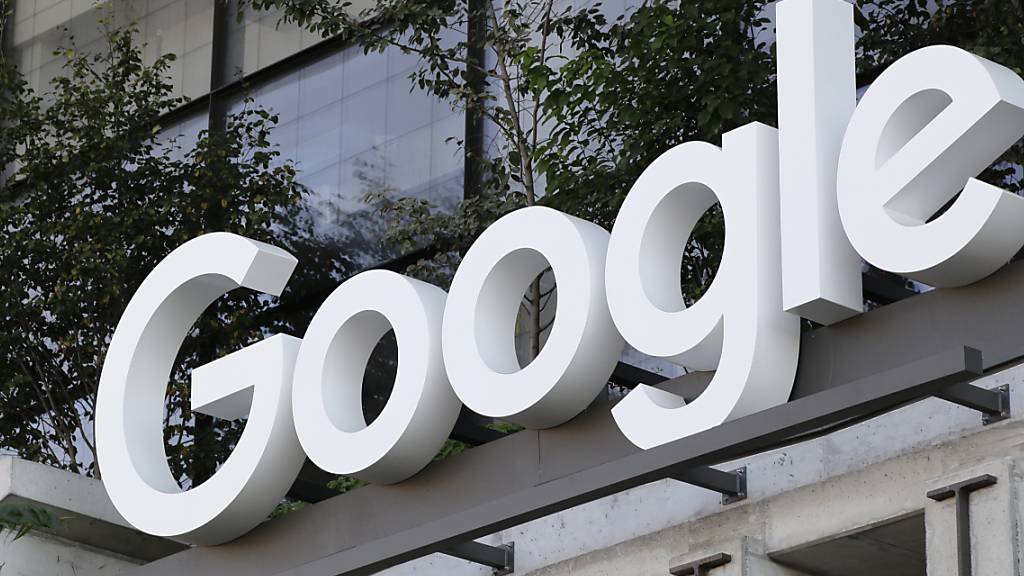 Google lässt seinen Webbrowser Chrome künftig auch auf dem Infotainment-Bildschirm im Auto nutzen. Insassen werden damit im Internet surfen können, wenn das Auto parkt oder zum Beispiel an einer Ampel steht. (Archivbild)