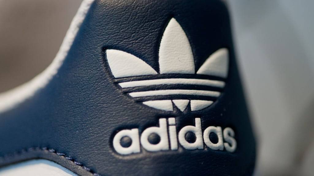 Adidas-Kunden, die nicht in den USA einkaufen, sollen nicht für die Zollpolitik der US-Regierung bluten. Der Sportartikelkonzern wird die Preise im Rest der Welt aufgrund der Zölle nicht erhöhen.(Archivbild)