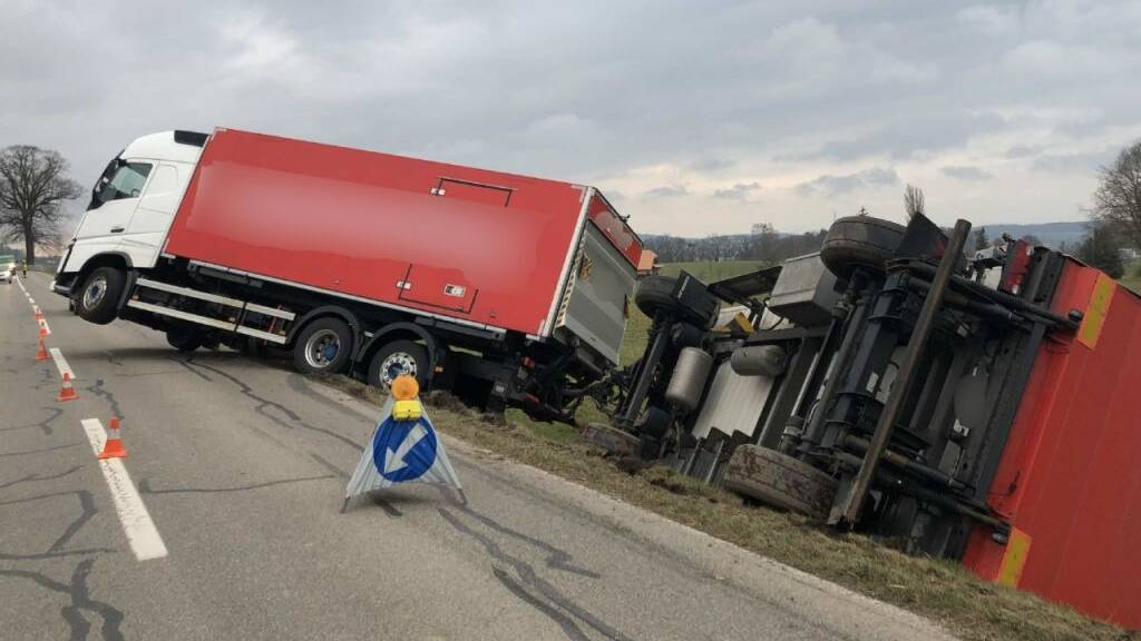 Glück im Unglück hatte am Freitagabend der Fahrer eines Lastzugs in Düdingen FR. Er verlor die Kontrolle über sein Fahrzeug und der Güteranhänger kippte in eine Böschung. Der Fahrer wurde dabei nicht verletzt.