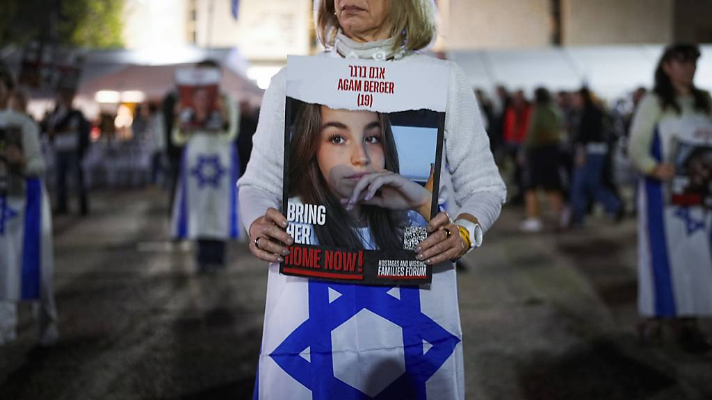 ARCHIV - Freunde und Verwandte der israelischen Geiseln, die im Gazastreifen von der militanten Hamas-Gruppe festgehalten werden, nehmen an einer Kundgebung für ihre Freilassung teil. Foto: Ohad Zwigenberg/AP/dpa