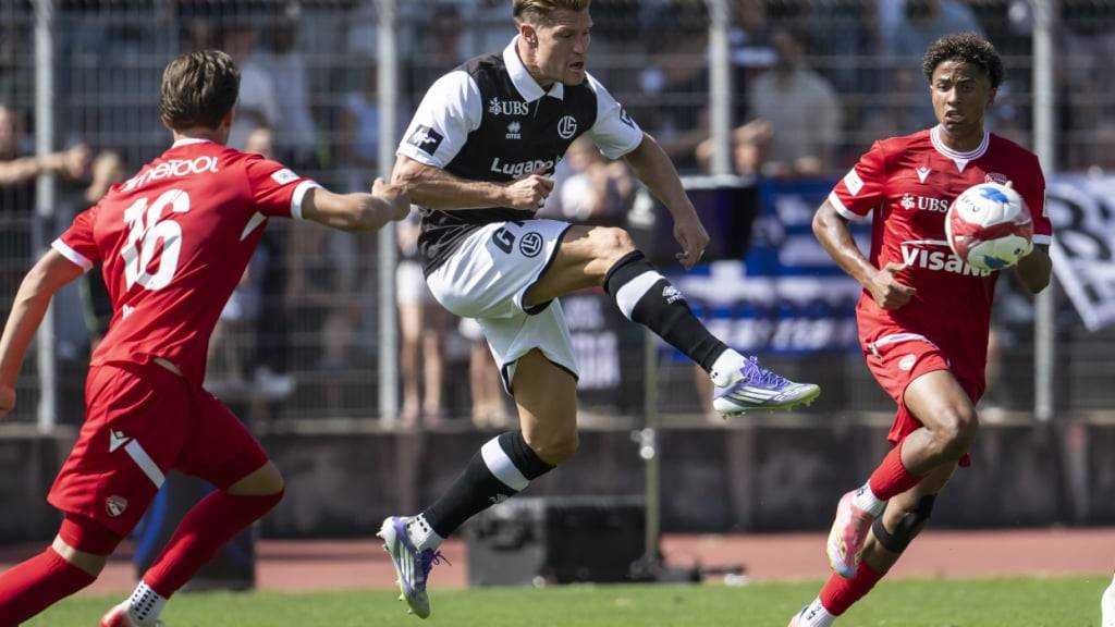 Luganos neuer Stürmer Kevin Behrens kann sich gegen Thuns Hintermannschaft nicht entfalten