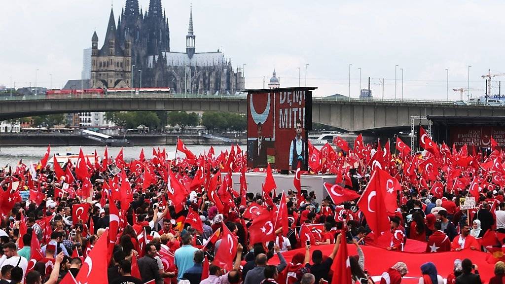 Die Kundgebung in Köln wurde massgeblich von der Union Europäisch-Türkischer Demokraten (UETD) organisiert. Sie steht der AKP nahe, der Partei von Präsident Erdogan.