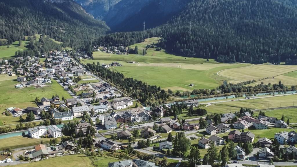Das Dorf La Punt im Oberengadin aus Sicht der Albulapassstrasse.