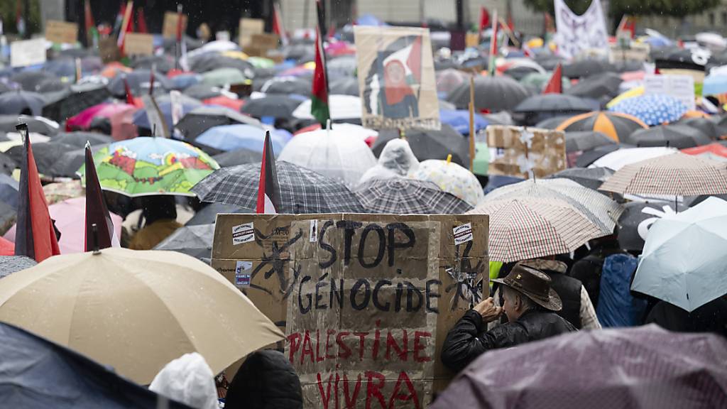 Tausende Demonstrierende haben sich am Samstagnachmittag auf dem Berner Bundesplatz zu einer Solidaritätskundgebung mit den Palästinensern versammelt.