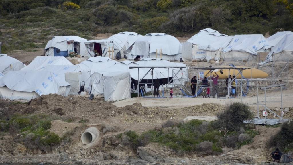 ARCHIV - Geflüchtete Menschen stehen im Flüchtlingslager Kara Tepe in der Nähe von Mytilini auf Lesbos vor Zelten. Foto: Panagiotis Balaskas/AP/dpa