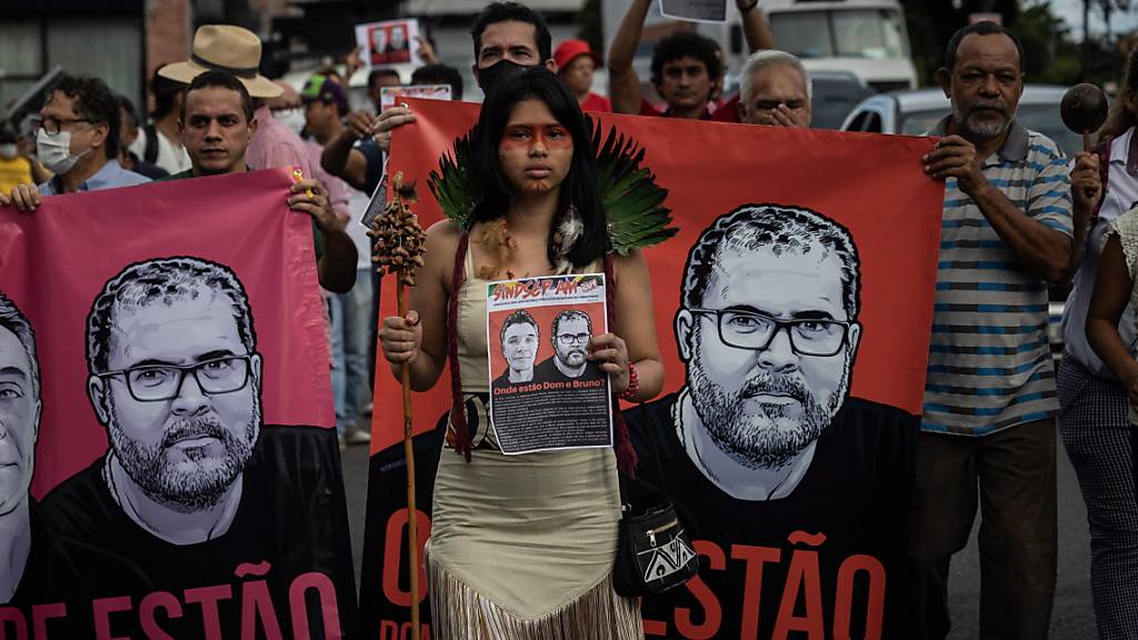 In Lima sind mehrere Menschen wegen der Tötung eines Indigenen-Forschers und eines Journalisten auf die Strasse gegangen und haben protestiert.