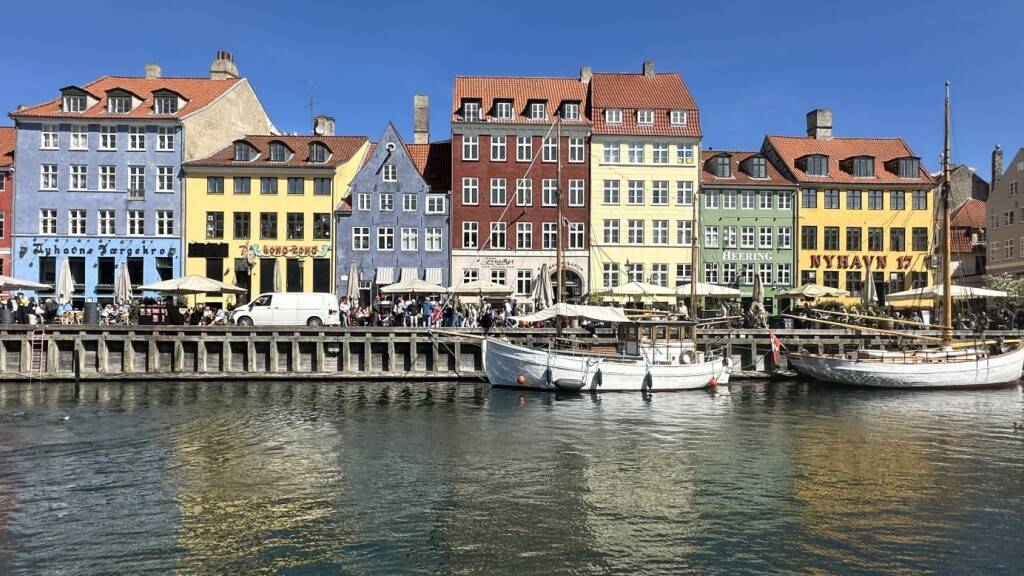 ARCHIV - Im Kopenhagener Nyhavn liegen Boote an der Kanalmauer. Foto: Steffen Trumpf/dpa/dpa-tmn (Archivbild)