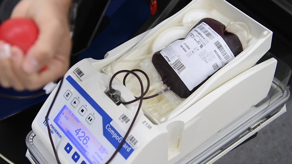 Über 260'000 Blutspenden in der Schweiz: Die Blutabnahme durch die Blutspende SRK. (Archivbild)