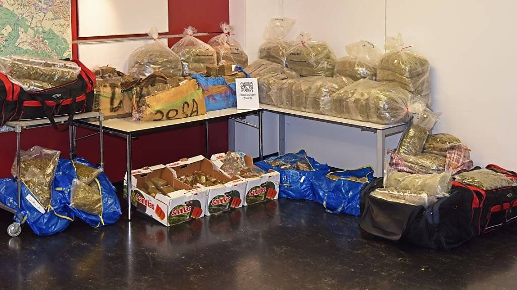 Die Stadtpolizei Zürich entdeckte 331 Kilogramm Cannabisprodukte mit einem Verkaufswert von über 1,5 Millionen Franken. Der Grossteil davon war in zwei Autos versteckt.