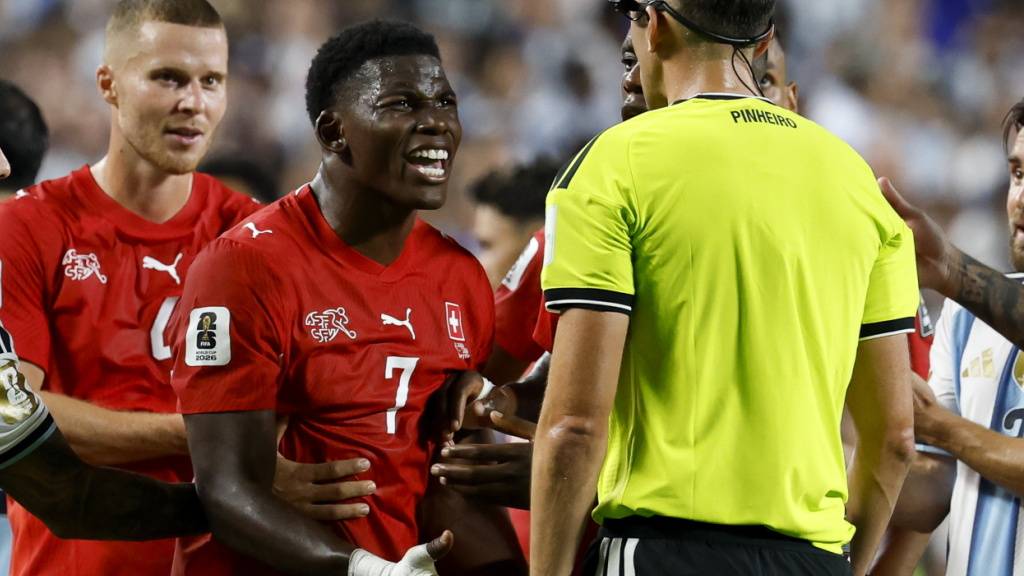 Breel Embolo fleht Schiedsrichter João Pinheiro vergeblich an