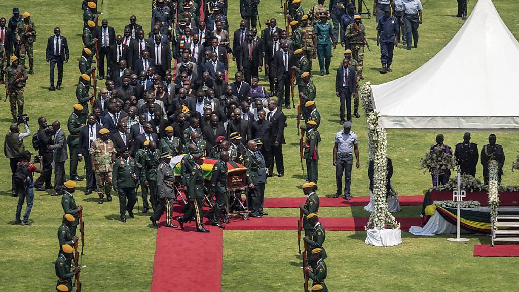 An dem Staatsakt für Simbabwes langjährigen Machthaber Robert Mugabe nahmen unter anderem der südafrikanische Präsident Cyril Ramaphosa und sein kenianischer Amtskollege Uhuru Kenyatta teil.