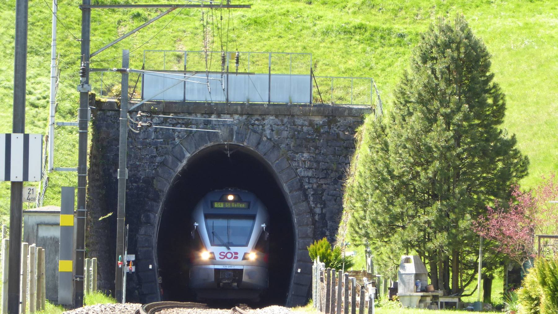 Die Züge fahren derzeit auf Sicht durch das Tunnel.