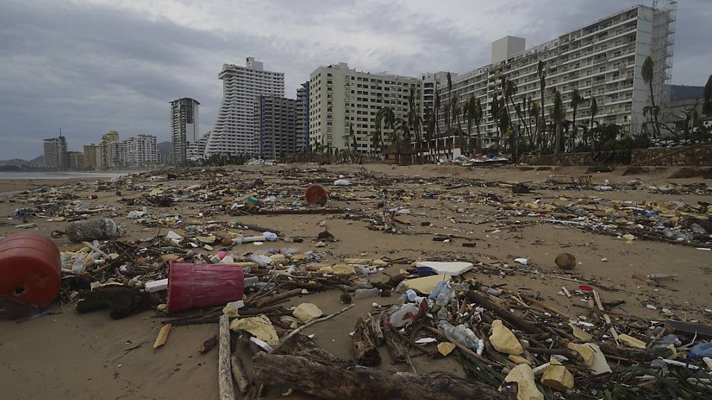 Trümmer liegen am Strand, nachdem Hurrikan Otis über Acapulco, Mexiko, hinweggefegt ist. Foto: Marco Ugarte/AP/dpa