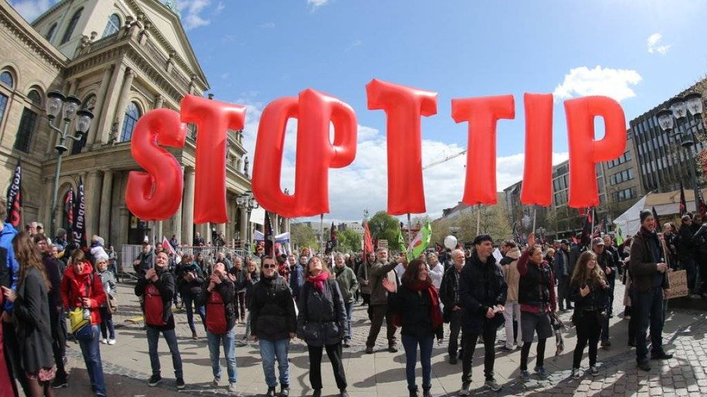 Demonstration gegen das umstrittene transatlantische Freihandelsabkommen TTIP in Hannover.