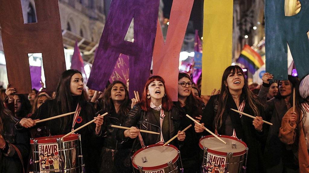 Frauen in Istanbul gehen anlässlich des Internationalen Frauentags auf die Strasse.