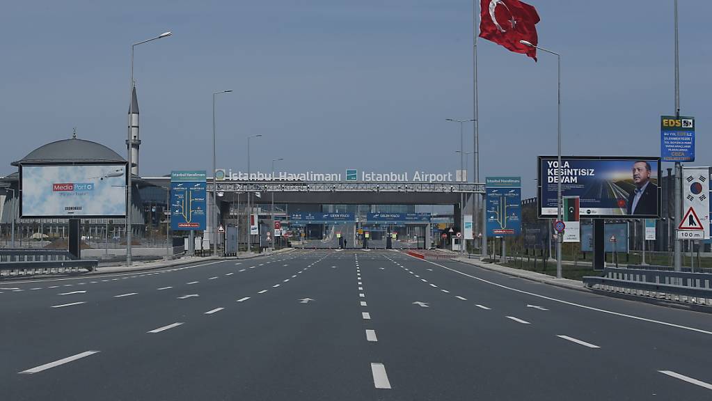 Ein über das Wochenende verhängte Ausgehverbot in türkischen Metropolen hat vielerorts zu menschenleeren Strassen und Plätzen geführt. (Symbolbild)