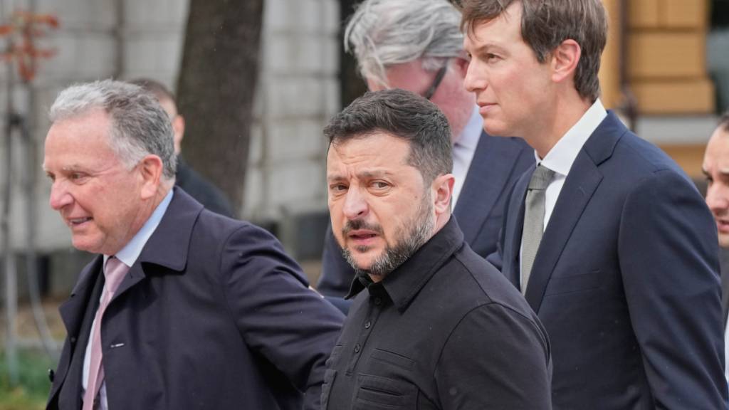 dpatopbilder - Der ukrainische Präsident Wolodymyr Selenskyj (M) sowie die Gesandten des US-Präsidenten Trump, Jared Kushner (r) und Steve Witkoff, vor ihren Gesprächen in Kiew. Foto: Efrem Lukatsky/AP/dpa