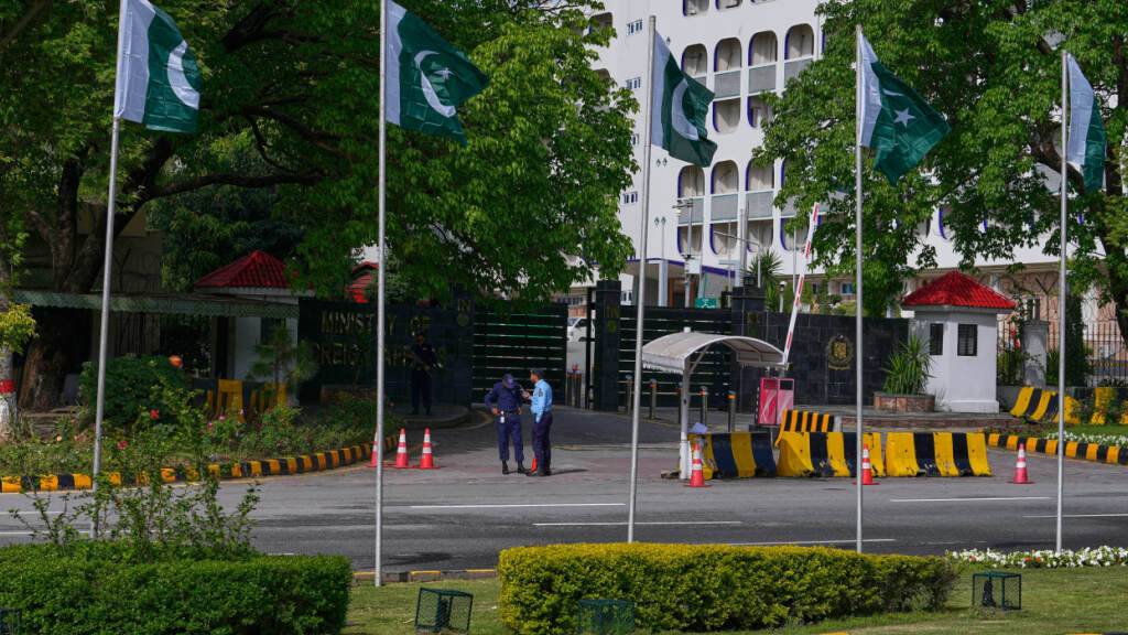 ARCHIV - Sicherheitsbeamte stehen am Haupteingang des pakistanischen Außenministeriums Wache, um die Sicherheit vor den möglichen Verhandlungen zwischen den Vereinigten Staaten und dem Iran in der pakistanischen Hauptstadt nach der Einigung über eine zweiwöchige Waffenruhe zu gewährleisten. Foto: Anjum Naveed/AP/dpa