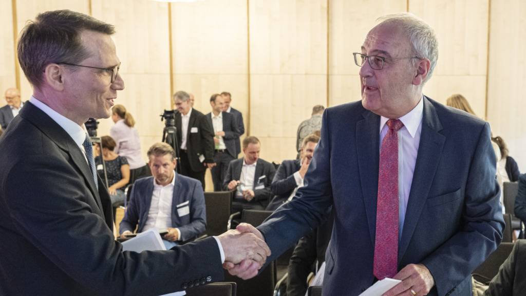 Bundespräsident Guy Parmelin (rechts) und Nationalbankpräsident Martin Schlegel am Empfang für an der bargeldlosen Offline-Zahlungslösung beteiligte Branchenvertreterinnen und -vertreter.