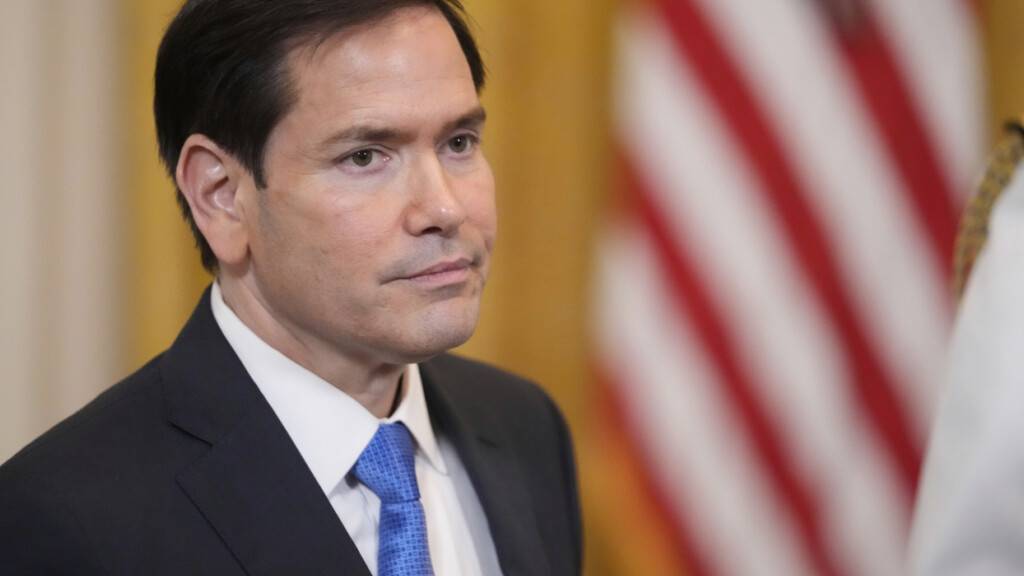 ARCHIV - US-Außenminister Marco Rubio nimmt an einer Veranstaltung zur Förderung der innenpolitischen und haushaltspolitischen Agenda von Präsident Donald Trump im East Room des Weißen Hauses teil. Foto: Mark Schiefelbein/AP/dpa