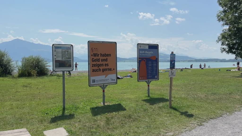 Zug mit provokativen Plakaten zu Geld-Überschüssen