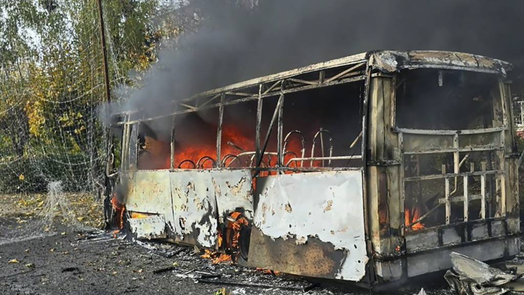 30 tote Zivilisten und 18 verletzte sind das Ergebnis eines russischen Bombenangriffs auf zwei zivile Busse in der ostukrainischen Stadt Kramatorsk nahe der Front in der Region Donezk. Trotz intensivierter Angriffe aus der Luft kommen die russischen Truppen am Boden nicht vom Fleck.