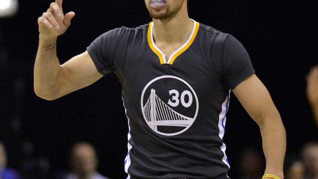 Steven Curry von den Golden State Warriors zeigt es an: noch zwei Siege bis zum NBA-Rekord