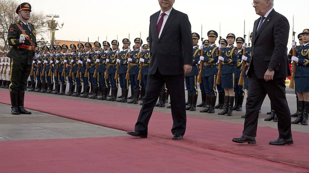 Bundespräsident Johann Schneider-Ammann mit dem chinesischen Präsidenten Xi Jinping an der Willkommens-Zeremonie in Peking.