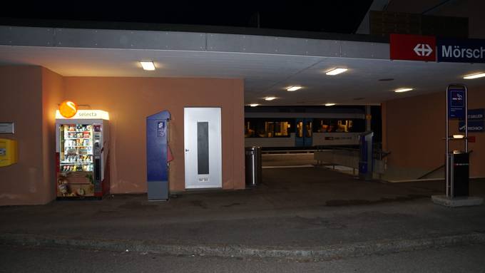 Täter sägen Billettautomaten auf und flüchten