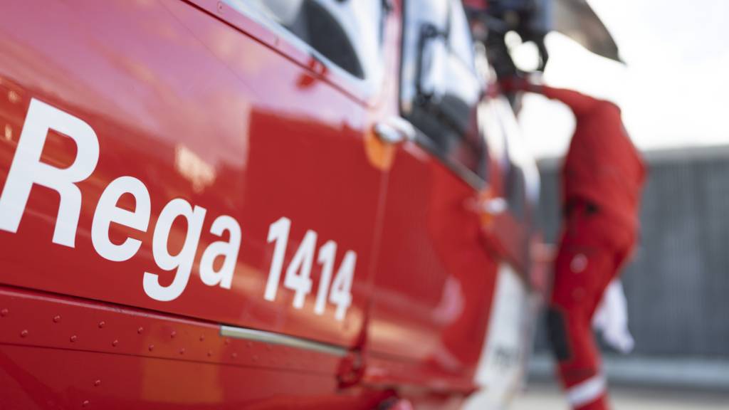Ein 66-Jähriger wurde am Freitagmorgen in Buch am Irchel angefahren und schwer verletzt. Die Rega musste ihn ins Spital transportieren. (Symbolbild)
