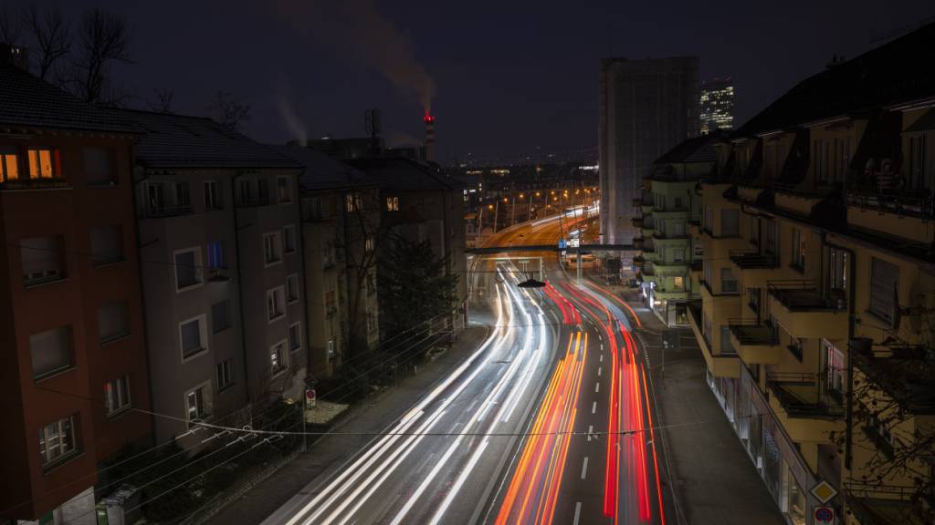 Der Verkehr auf der Rosengartenstrasse in der Stadt Zürich sorgt für Streit zwischen dem Stadtrat und dem Regierungsrat. Linke Stadtzürcher Parteien fordern nun vom Stadtrat, dass er rasch einen weiteren Anlauf zur Einführung von Tempo 30 unternimmt. (Symbolbild)