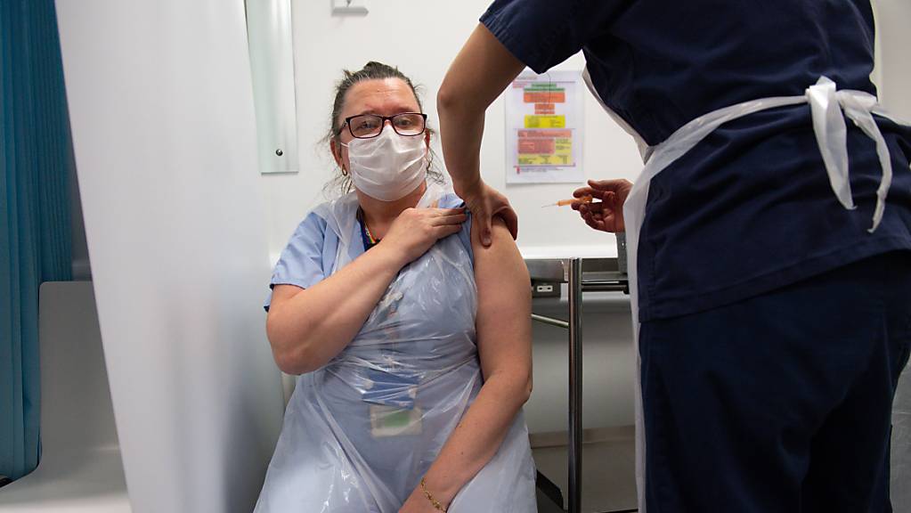 Die Pflegekraft Sue Toye wird im Gesundheitszentrum von Coventry mit dem Impfstoff der Universität Oxford und des Pharmakonzerns AstraZeneca gegen das Coronavirus geimpft.