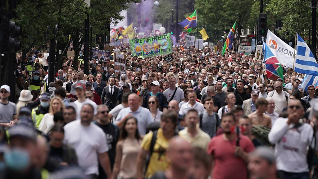 Demonstranten fordern bei einem Protest auf der Oxford Street in London ein Ende der Maßnahmen zur Eindämmung der Corona-Pandemie und des Lockdowns. Foto: Aaron Chown/PA Wire/dpa