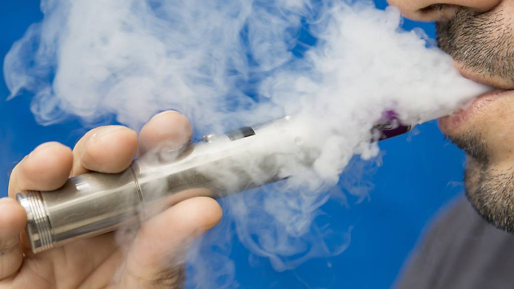 Mithilfe von E-Zigaretten gelingt der Tabakausstieg einer neuen Studie zufolge rund doppelt so gut wie ohne. (Archivbild)