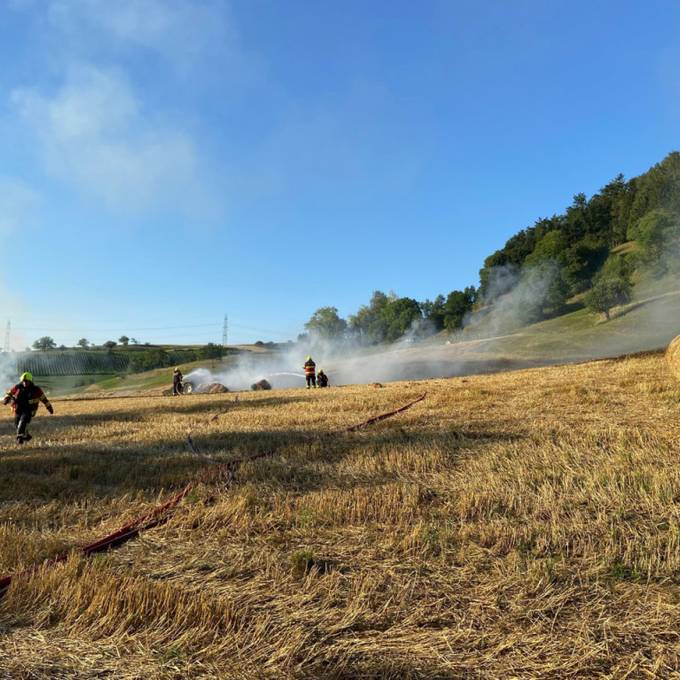 Stoppelfeld bei Laufenburg gerät beim Strohpressen in Brand