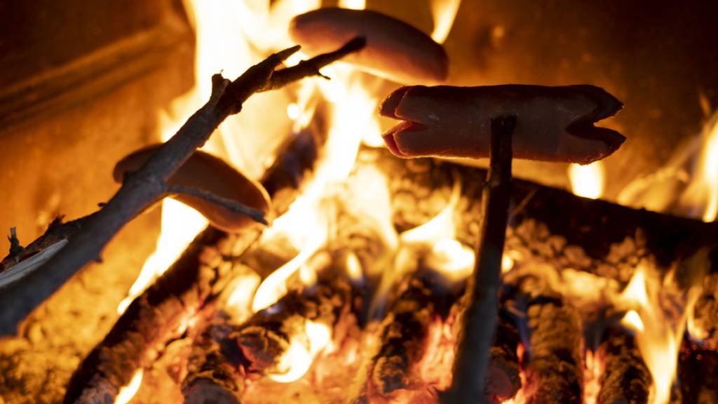 Mehrere Kantone haben nach den Regenfällen der letzten Tage das Feuerverbot im Freien und im Wald aufgehoben. Es darf demnach an dafür eingerichteten Picknickplätzen wieder grilliert werden. (Archivbild)