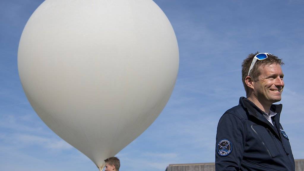 Raphaël Domjan vor dem Start des Ballons mit den Versuchs-Solarzellen für sein Stratosphärenflugzeug.