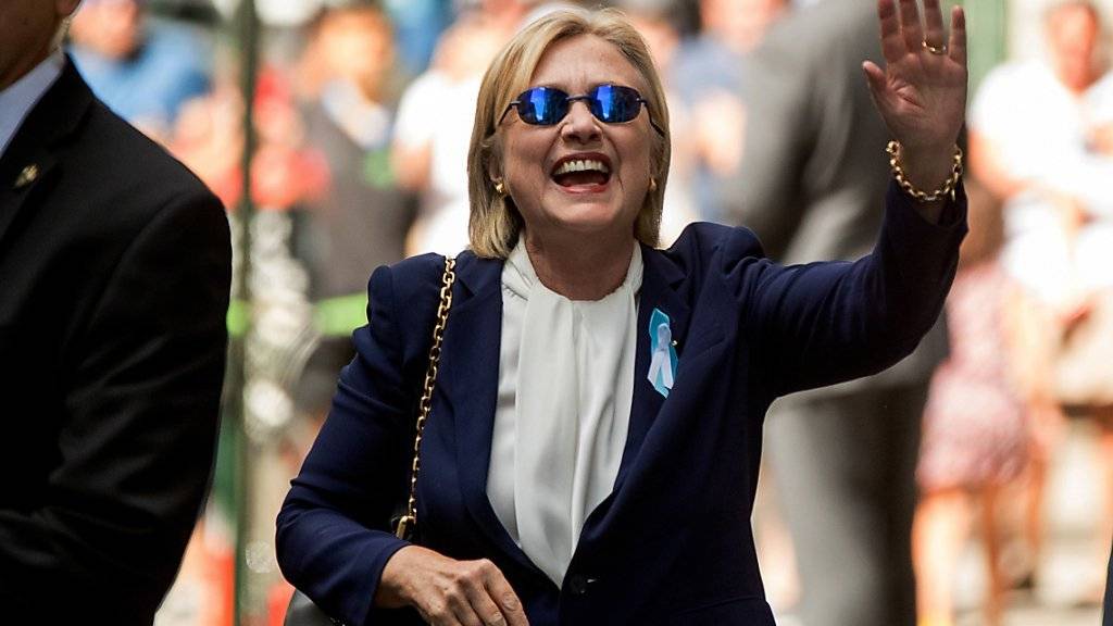 Präsidentschaftskandidatin Hillary Clinton begrüsst Anhänger in New York nach ihrem Schwächeanfall am 11. September. (Archiv)