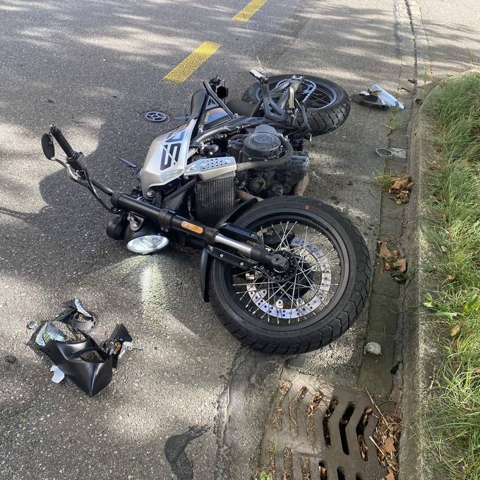 Von der Sonne geblendet: Autofahrer crasht mit Töff – Lenker verletzt