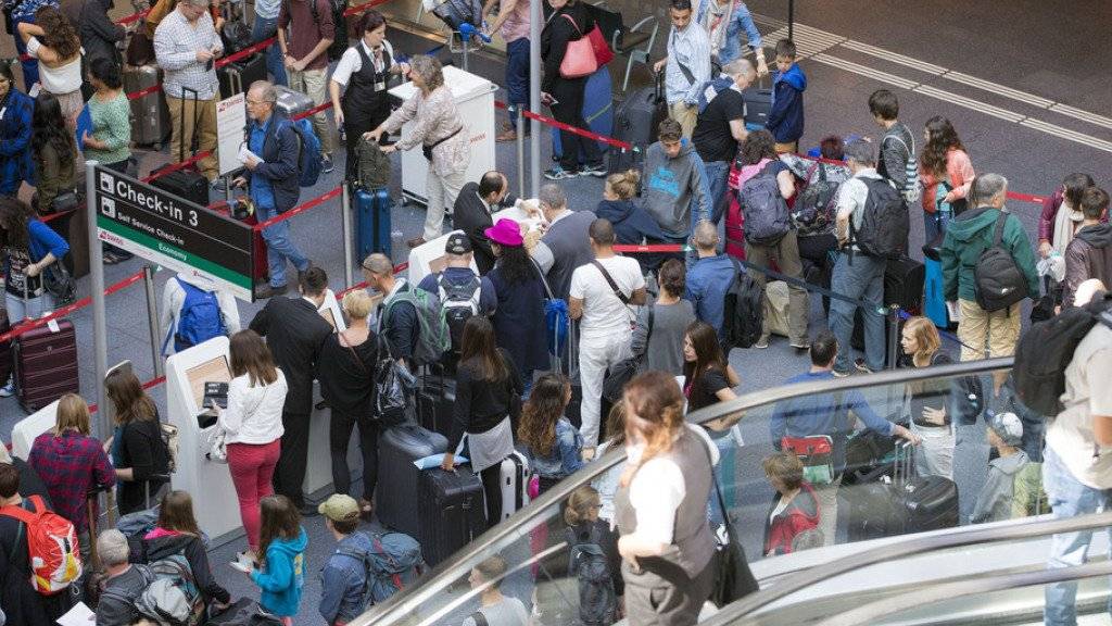 Wenn Gepäckbänder und Rolltreppen stehen bleiben: Die Fluggäste erlebten wegen eines Stromausfalls am Flughafen Zürich einen kurzen Schreck. (Symbolbild)